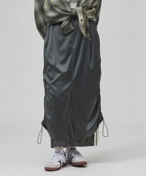 adidas(アディダス)の「【別注】アディダス adidas W LUXFLOW レイヤード サテンスカート 限定コラボ(スカート・レディース・ダークグレー/オフホワイト・L/M/S/XL)」の9枚目の写真