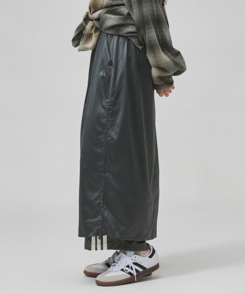 adidas(アディダス)の「【別注】アディダス adidas W LUXFLOW レイヤード サテンスカート 限定コラボ(スカート・レディース・ダークグレー/オフホワイト・L/M/S/XL)」の10枚目の写真