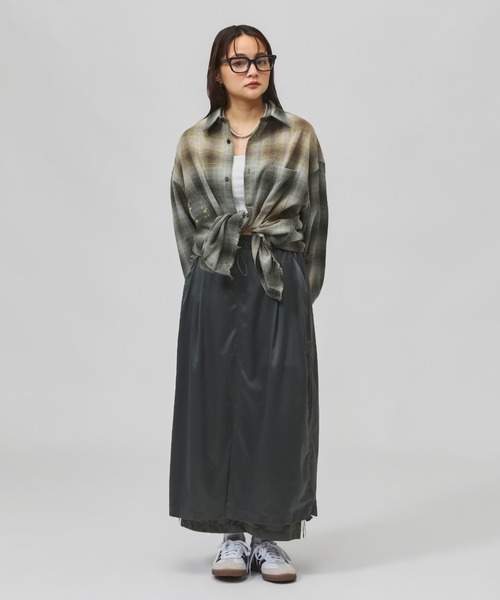 adidas(アディダス)の「【別注】アディダス adidas W LUXFLOW レイヤード サテンスカート 限定コラボ(スカート・レディース・ダークグレー/オフホワイト・L/M/S/XL)」の12枚目の写真