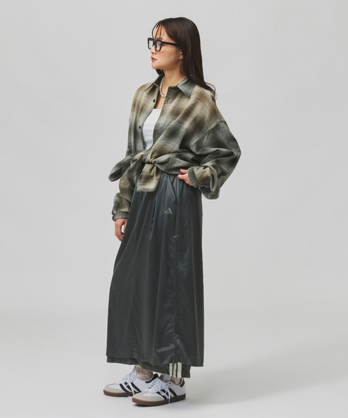 adidas(アディダス)の「【別注】アディダス adidas W LUXFLOW レイヤード サテンスカート 限定コラボ(スカート・レディース・ダークグレー/オフホワイト・L/M/S/XL)」の14枚目の写真