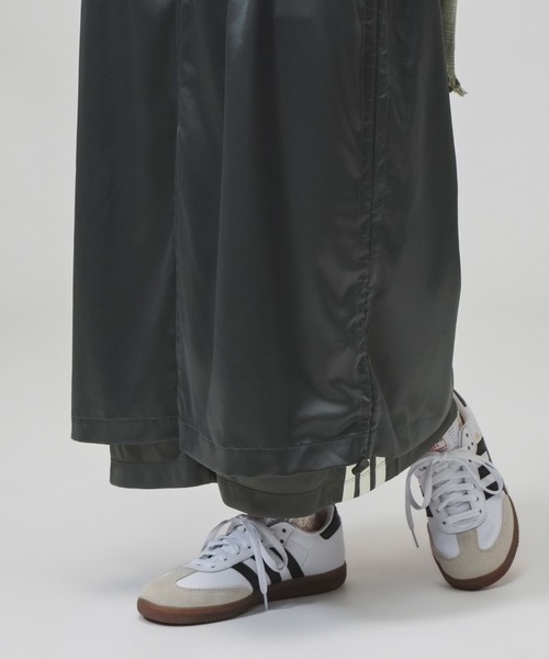 adidas(アディダス)の「【別注】アディダス adidas W LUXFLOW レイヤード サテンスカート 限定コラボ(スカート・レディース・ダークグレー/オフホワイト・L/M/S/XL)」の18枚目の写真
