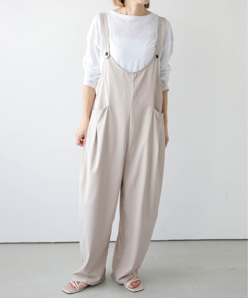 AMELY(エミリー)の「カーブワイドシルエット サロペット(サロペット/オーバーオール・レディース・ブラック/ベージュ/ネイビー/グレー・フリー)」の4枚目の写真