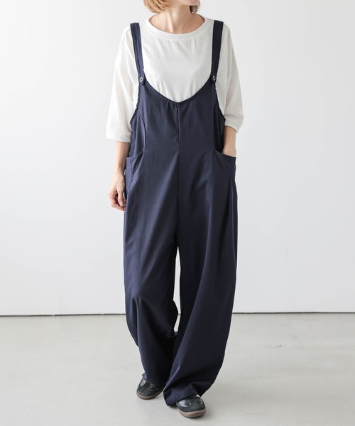 AMELY(エミリー)の「カーブワイドシルエット サロペット(サロペット/オーバーオール・レディース・ブラック/ベージュ/ネイビー/グレー・フリー)」の1枚目の写真