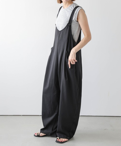 AMELY(エミリー)の「カーブワイドシルエット サロペット(サロペット/オーバーオール・レディース・ブラック/ベージュ/ネイビー/グレー・フリー)」の2枚目の写真