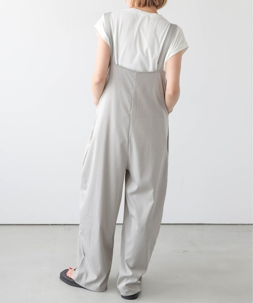 AMELY(エミリー)の「カーブワイドシルエット サロペット(サロペット/オーバーオール・レディース・ブラック/ベージュ/ネイビー/グレー・フリー)」の17枚目の写真