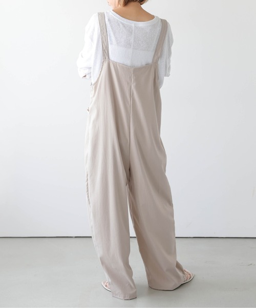 AMELY(エミリー)の「カーブワイドシルエット サロペット(サロペット/オーバーオール・レディース・ブラック/ベージュ/ネイビー/グレー・フリー)」の19枚目の写真