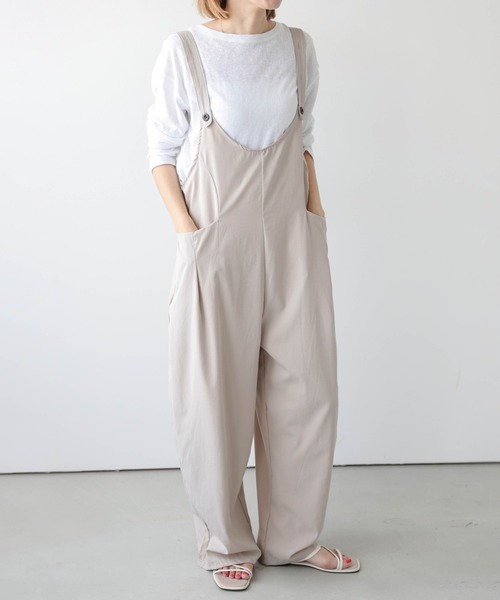 AMELY(エミリー)の「カーブワイドシルエット サロペット(サロペット/オーバーオール・レディース・ブラック/ベージュ/ネイビー/グレー・フリー)」の20枚目の写真
