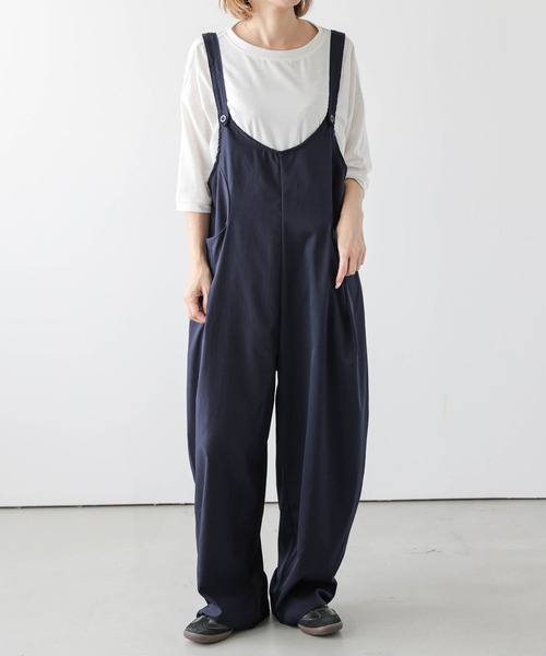 AMELY(エミリー)の「カーブワイドシルエット サロペット(サロペット/オーバーオール・レディース・ブラック/ベージュ/ネイビー/グレー・フリー)」の21枚目の写真