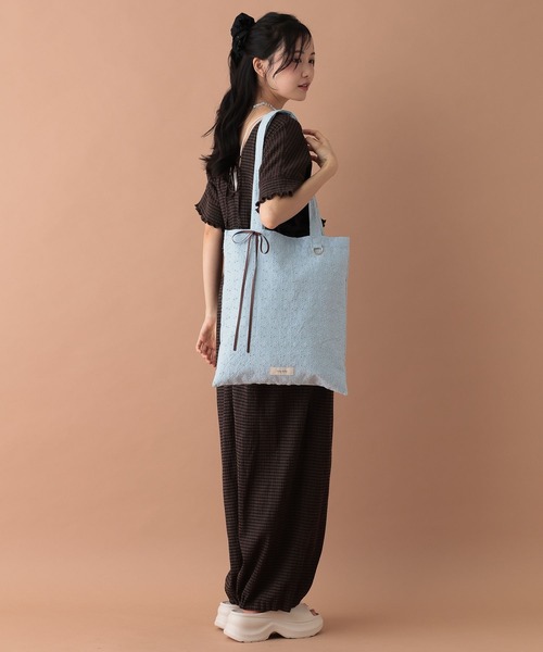 tiny tiny（ティニーティニー）の「レースリボン付きトートバッグ[tiny tiny(ティニーティニー)]（トートバッグ・レディース・ホワイト/ライトブルー・0）」の6枚目の写真