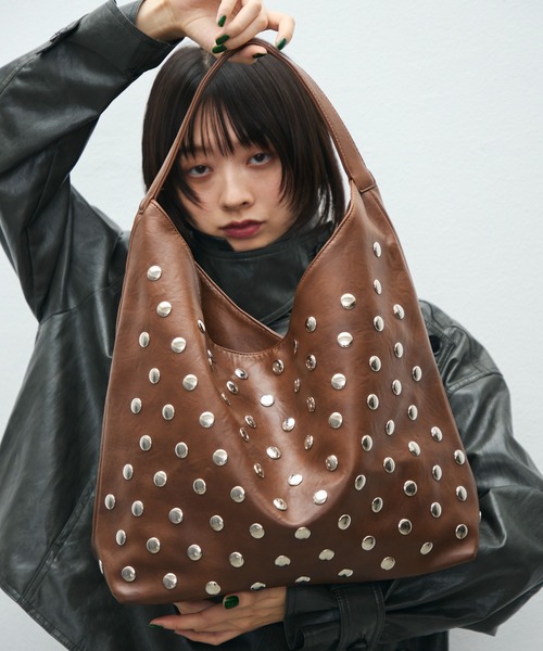 TONER(トナー)の「シルバースタッズワンショルダーバッグ/ドットボタン(ショルダーバッグ・レディース・ホワイト/ブラック/ブラウン/ダークブラウン・FREE)」の4枚目の写真