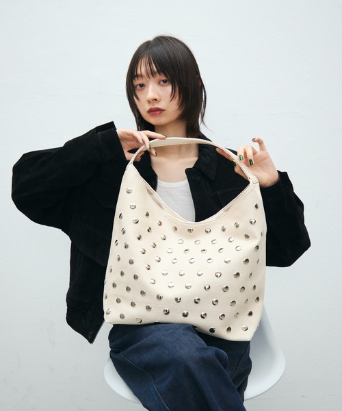 TONER(トナー)の「シルバースタッズワンショルダーバッグ/ドットボタン(ショルダーバッグ・レディース・ホワイト/ブラック/ブラウン/ダークブラウン・FREE)」の1枚目の写真