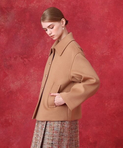 LOULOU WILLOUGHBY(ルルウィルビー)の「シャルムビーバーショートコート(ダッフルコート・レディース・キャメル/レッド/ブラック・2)」の15枚目の写真