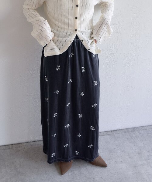DISCOAT(ディスコート)の「【WEB限定】ベロア刺繍ナロースカート(スカート・レディース・ブラック/チャコールグレー/ブラウン・FREE)」の4枚目の写真