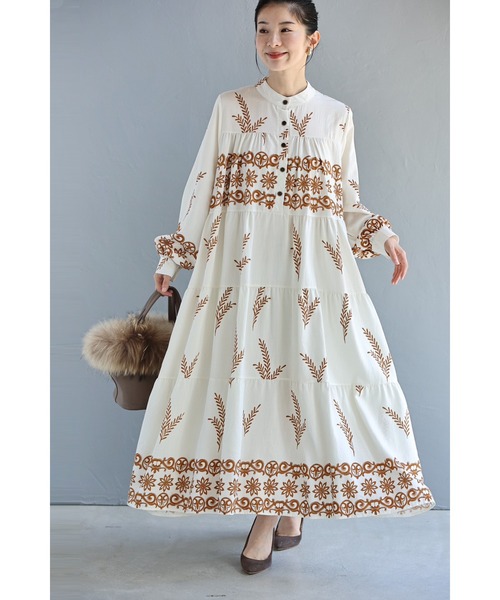cawaii(カワイイ)の「ミモザリーフの刺繍風プリントロングワンピース(紐ベルト付き)(ワンピース・レディース・アイボリー/ブルー・FREE)」の2枚目の写真