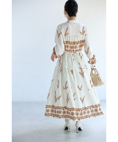cawaii(カワイイ)の「ミモザリーフの刺繍風プリントロングワンピース(紐ベルト付き)(ワンピース・レディース・アイボリー/ブルー・FREE)」の11枚目の写真