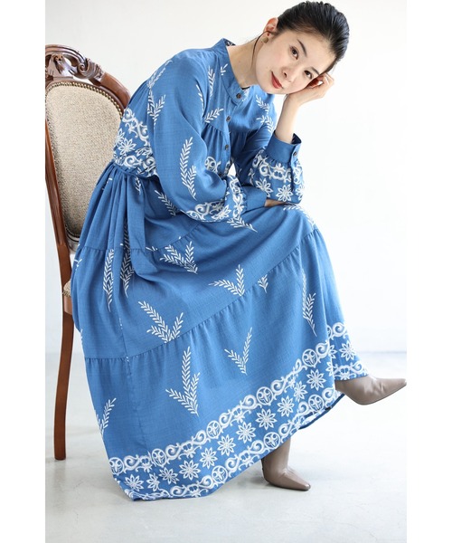 cawaii(カワイイ)の「ミモザリーフの刺繍風プリントロングワンピース(紐ベルト付き)(ワンピース・レディース・アイボリー/ブルー・FREE)」の19枚目の写真