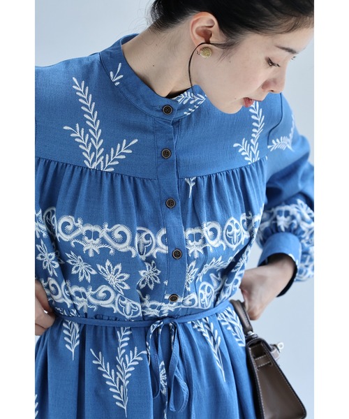 cawaii(カワイイ)の「ミモザリーフの刺繍風プリントロングワンピース(紐ベルト付き)(ワンピース・レディース・アイボリー/ブルー・FREE)」の10枚目の写真