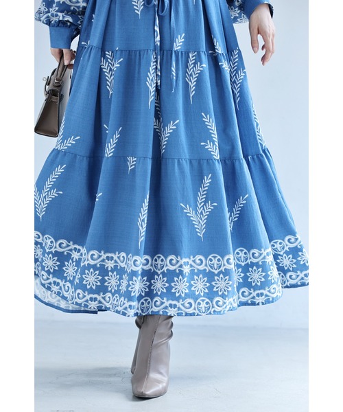 cawaii(カワイイ)の「ミモザリーフの刺繍風プリントロングワンピース(紐ベルト付き)(ワンピース・レディース・アイボリー/ブルー・FREE)」の4枚目の写真