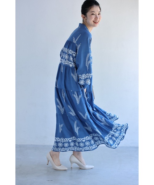 cawaii(カワイイ)の「ミモザリーフの刺繍風プリントロングワンピース(紐ベルト付き)(ワンピース・レディース・アイボリー/ブルー・FREE)」の5枚目の写真