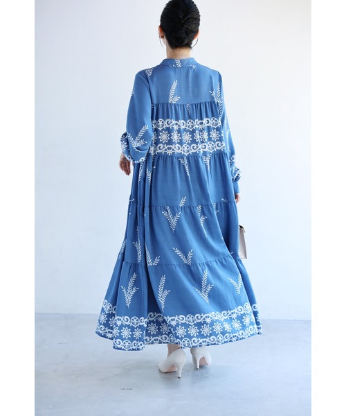 cawaii(カワイイ)の「ミモザリーフの刺繍風プリントロングワンピース(紐ベルト付き)(ワンピース・レディース・アイボリー/ブルー・FREE)」の8枚目の写真