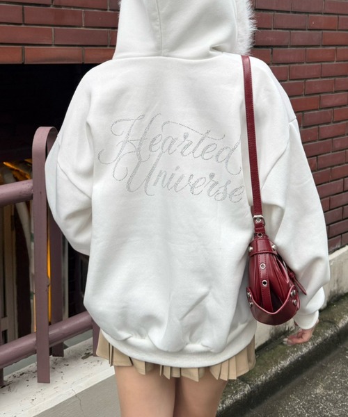 continuer de NICE CLAUP(コンティニューデナイスクラップ)の「キラキラロゴフェイクファーパーカー(パーカー・レディース・オフホワイト/ブラウン/ピンク/グレー/ブラック・FREE)」の2枚目の写真