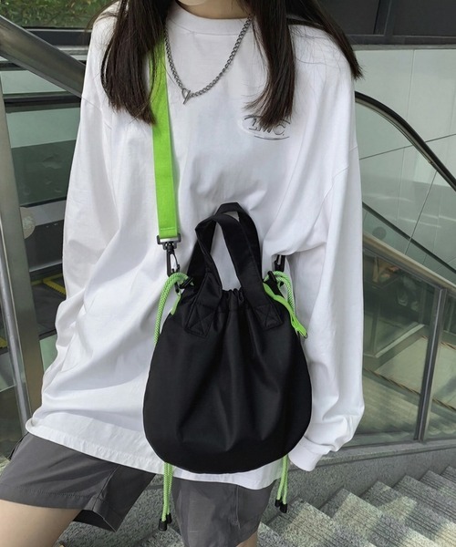 WYZ wear（ダブリューワイジィーウェア）の「2WAY巾着ナイロンショルダーバッグ/ペットボトル収納可（ショルダーバッグ・メンズ・ブラック/ブラック系その他・FREE）」の2枚目の写真