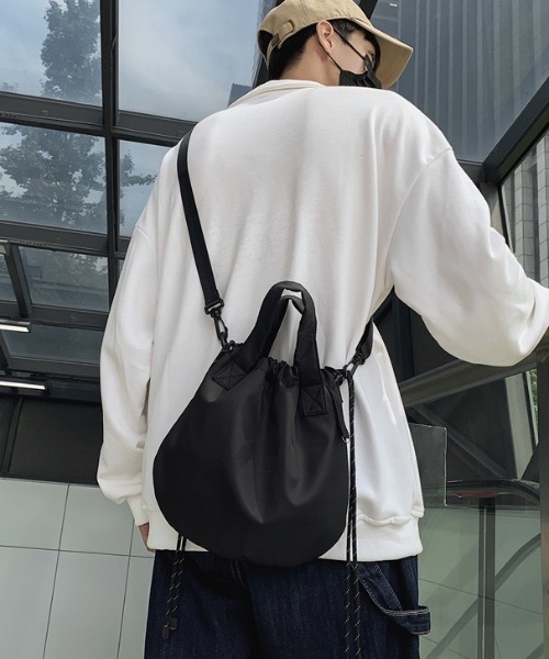 WYZ wear（ダブリューワイジィーウェア）の「2WAY巾着ナイロンショルダーバッグ/ペットボトル収納可（ショルダーバッグ・メンズ・ブラック/ブラック系その他・FREE）」の3枚目の写真