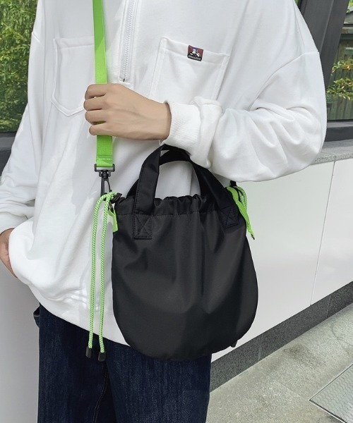 WYZ wear（ダブリューワイジィーウェア）の「2WAY巾着ナイロンショルダーバッグ/ペットボトル収納可（ショルダーバッグ・メンズ・ブラック/ブラック系その他・FREE）」の14枚目の写真