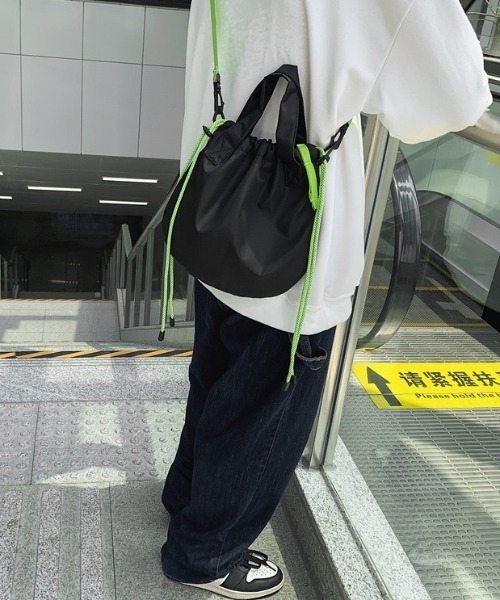 WYZ wear（ダブリューワイジィーウェア）の「2WAY巾着ナイロンショルダーバッグ/ペットボトル収納可（ショルダーバッグ・メンズ・ブラック/ブラック系その他・FREE）」の15枚目の写真