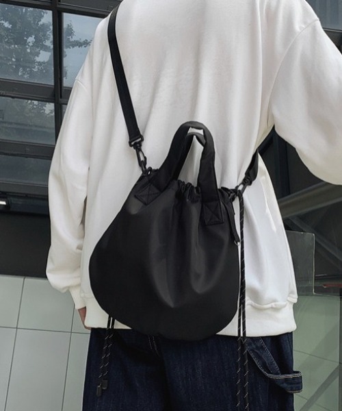 WYZ wear（ダブリューワイジィーウェア）の「2WAY巾着ナイロンショルダーバッグ/ペットボトル収納可（ショルダーバッグ・メンズ・ブラック/ブラック系その他・FREE）」の5枚目の写真
