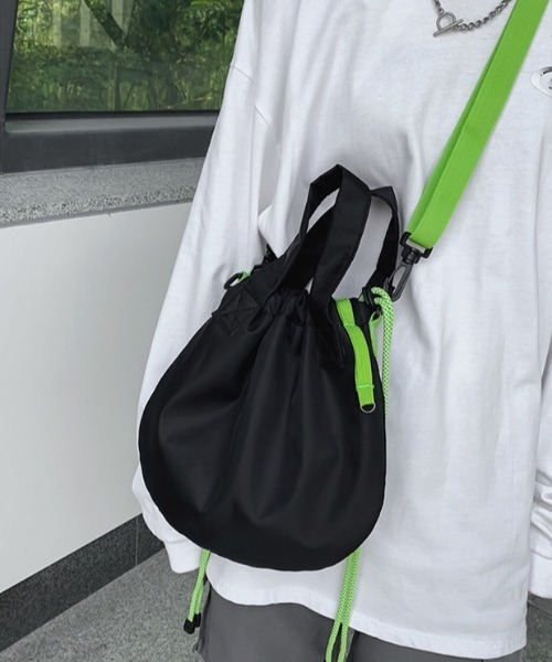 WYZ wear（ダブリューワイジィーウェア）の「2WAY巾着ナイロンショルダーバッグ/ペットボトル収納可（ショルダーバッグ・メンズ・ブラック/ブラック系その他・FREE）」の12枚目の写真