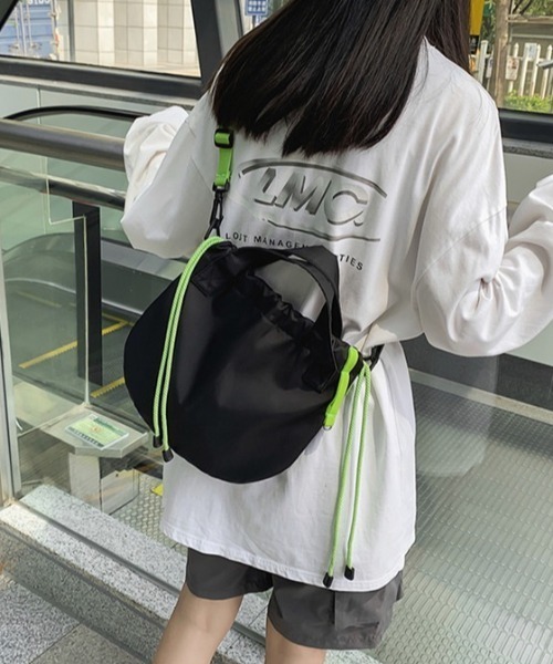 WYZ wear（ダブリューワイジィーウェア）の「2WAY巾着ナイロンショルダーバッグ/ペットボトル収納可（ショルダーバッグ・メンズ・ブラック/ブラック系その他・FREE）」の10枚目の写真