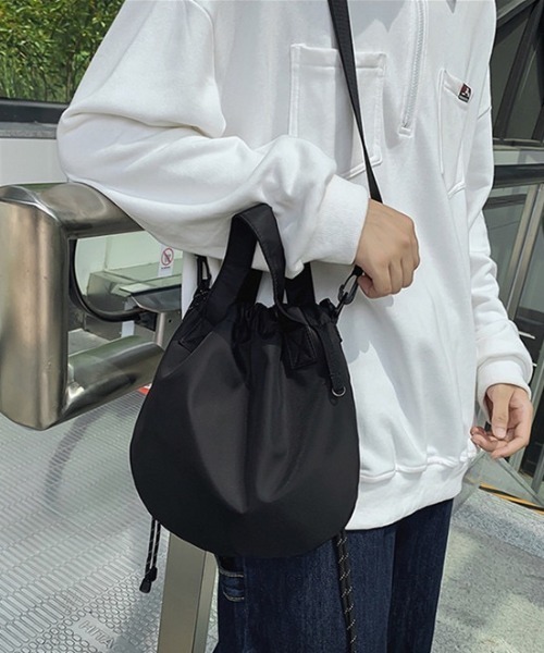 WYZ wear（ダブリューワイジィーウェア）の「2WAY巾着ナイロンショルダーバッグ/ペットボトル収納可（ショルダーバッグ・メンズ・ブラック/ブラック系その他・FREE）」の7枚目の写真