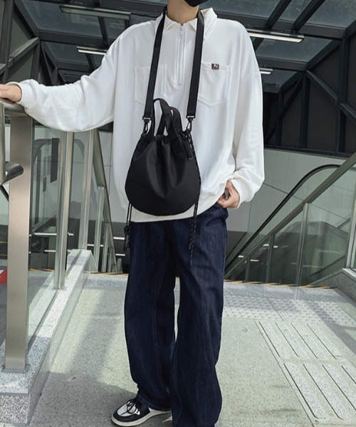 WYZ wear（ダブリューワイジィーウェア）の「2WAY巾着ナイロンショルダーバッグ/ペットボトル収納可（ショルダーバッグ・メンズ・ブラック/ブラック系その他・FREE）」の8枚目の写真