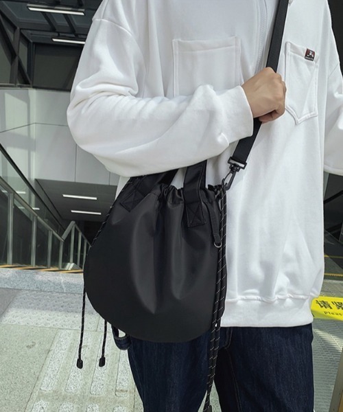 WYZ wear（ダブリューワイジィーウェア）の「2WAY巾着ナイロンショルダーバッグ/ペットボトル収納可（ショルダーバッグ・メンズ・ブラック/ブラック系その他・FREE）」の4枚目の写真