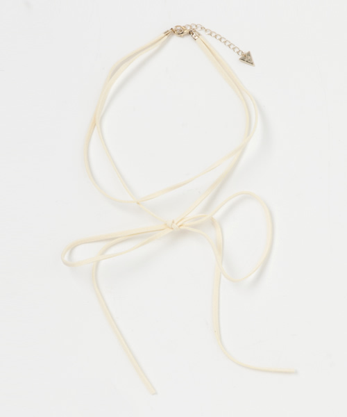 Me%（ミィパーセント）の「スウェードリボンチョーカー 726556（チョーカー・レディース・ブラック/ライトピンク/ホワイト系その他/キャメル/グレー・FREE）」の2枚目の写真