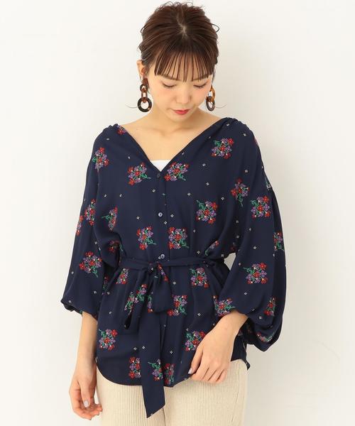 Another Edition(アナザーエディション)の「フラワークロスステッチ刺繍ブラウス ◆(シャツ/ブラウス・レディース・ナチュラル/ネイビー/イエロー・フリー)」の2枚目の写真