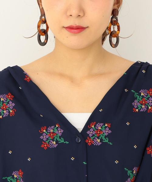 Another Edition(アナザーエディション)の「フラワークロスステッチ刺繍ブラウス ◆(シャツ/ブラウス・レディース・ナチュラル/ネイビー/イエロー・フリー)」の8枚目の写真