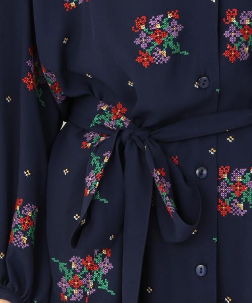 Another Edition(アナザーエディション)の「フラワークロスステッチ刺繍ブラウス ◆(シャツ/ブラウス・レディース・ナチュラル/ネイビー/イエロー・フリー)」の5枚目の写真