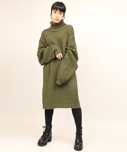 PUNYUS（プニュズ）の「スリットタートルニットワンピ（ワンピース・レディース・カーキ/レッド/グレー/ブラック・4/2/3/1）」の4枚目の写真