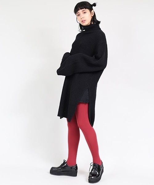 PUNYUS（プニュズ）の「スリットタートルニットワンピ（ワンピース・レディース・カーキ/レッド/グレー/ブラック・4/2/3/1）」の2枚目の写真