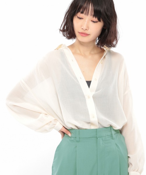 LAKOLE(ラコレ)の「シャーリングシアーブラウス / LAKOLE(シャツ/ブラウス・レディース・ベージュ/ライトブルー/スモーク/アイボリー・SMALL/MEDIUM)」の1枚目の写真
