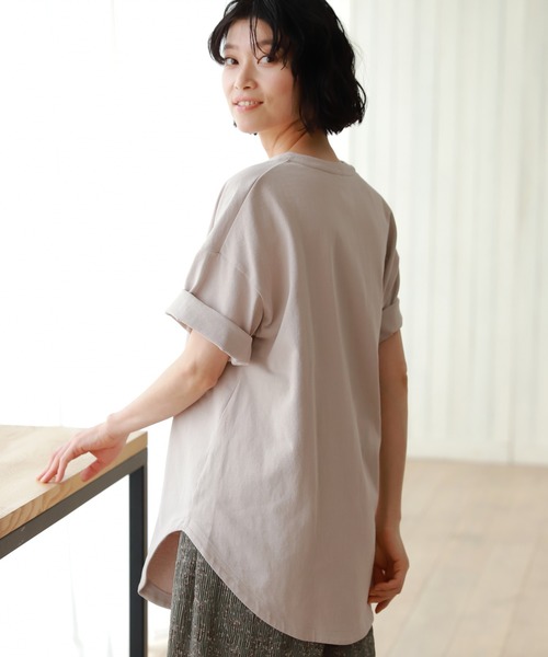 LAKOLE（ラコレ）の「オープンエンドラウンドヘムチュニック / LAKOLE（Tシャツ/カットソー・レディース・シャーベット/チャコール/サンドグレー/オフホワイト/ブラウン・SMALL/MEDIUM）」の3枚目の写真