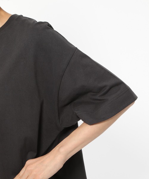 LAKOLE（ラコレ）の「オープンエンドラウンドヘムチュニック / LAKOLE（Tシャツ/カットソー・レディース・シャーベット/チャコール/サンドグレー/オフホワイト/ブラウン・SMALL/MEDIUM）」の20枚目の写真