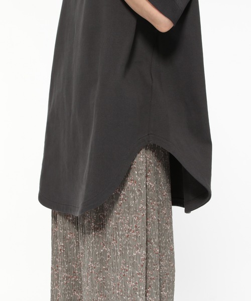 LAKOLE（ラコレ）の「オープンエンドラウンドヘムチュニック / LAKOLE（Tシャツ/カットソー・レディース・シャーベット/チャコール/サンドグレー/オフホワイト/ブラウン・SMALL/MEDIUM）」の22枚目の写真