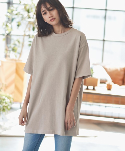 KOBE LETTUCE(コウベレタス)の「バックスリットビッグシルエットTシャツ(チュニック・レディース・ブラック/パープル/オフホワイト/グレイッシュベージュ・FREE)」の3枚目の写真