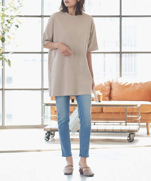 KOBE LETTUCE(コウベレタス)の「バックスリットビッグシルエットTシャツ(チュニック・レディース・ブラック/パープル/オフホワイト/グレイッシュベージュ・FREE)」の8枚目の写真
