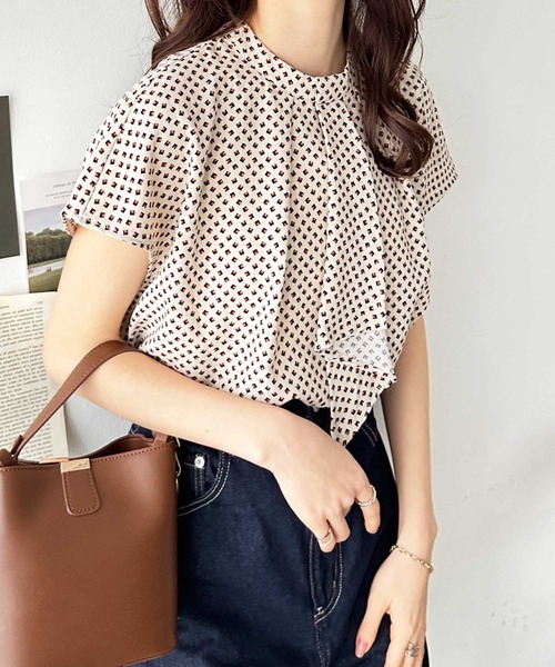 GeeRA（ジーラ）の「ボウタイ風デザインブラウス（シャツ/ブラウス・レディース・ベージュ/ブラウン/ネイビー/ブラック・MEDIUM/LARGE）」の3枚目の写真