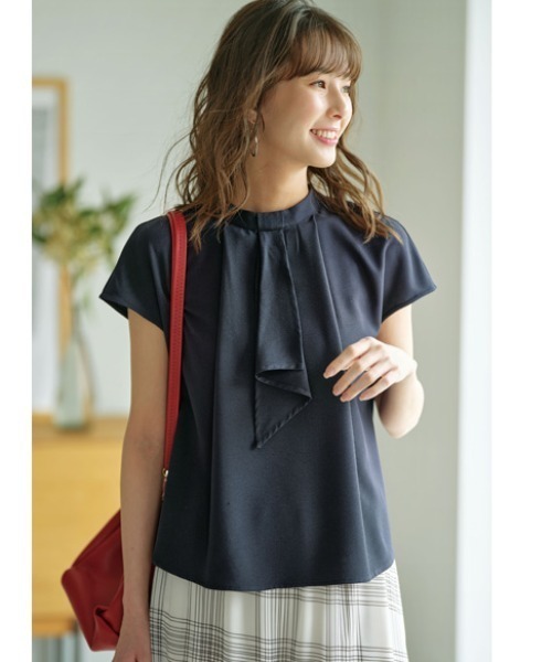 GeeRA（ジーラ）の「ボウタイ風デザインブラウス（シャツ/ブラウス・レディース・ベージュ/ブラウン/ネイビー/ブラック・MEDIUM/LARGE）」の4枚目の写真