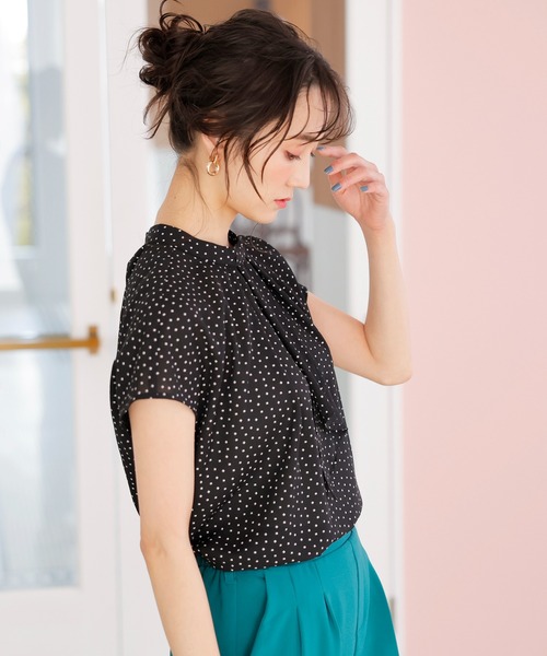 GeeRA（ジーラ）の「ボウタイ風デザインブラウス（シャツ/ブラウス・レディース・ベージュ/ブラウン/ネイビー/ブラック・MEDIUM/LARGE）」の22枚目の写真